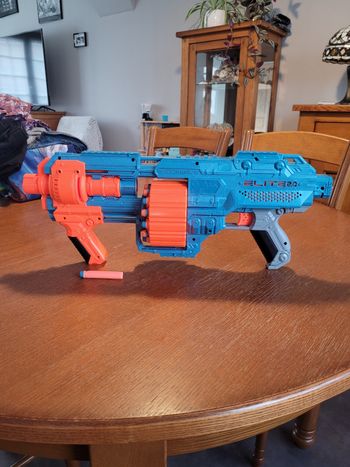 Nerf Élite Shockwave avec fléchettes