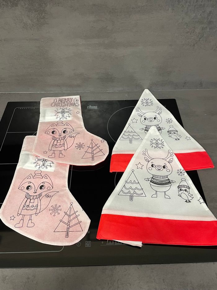 Lot de 2 chaussettes et 2 bonnets de noel à colorier