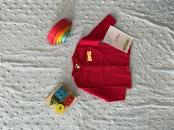 gilet léger fuchsia noeud jaune poitrine 12 mois boite à malices