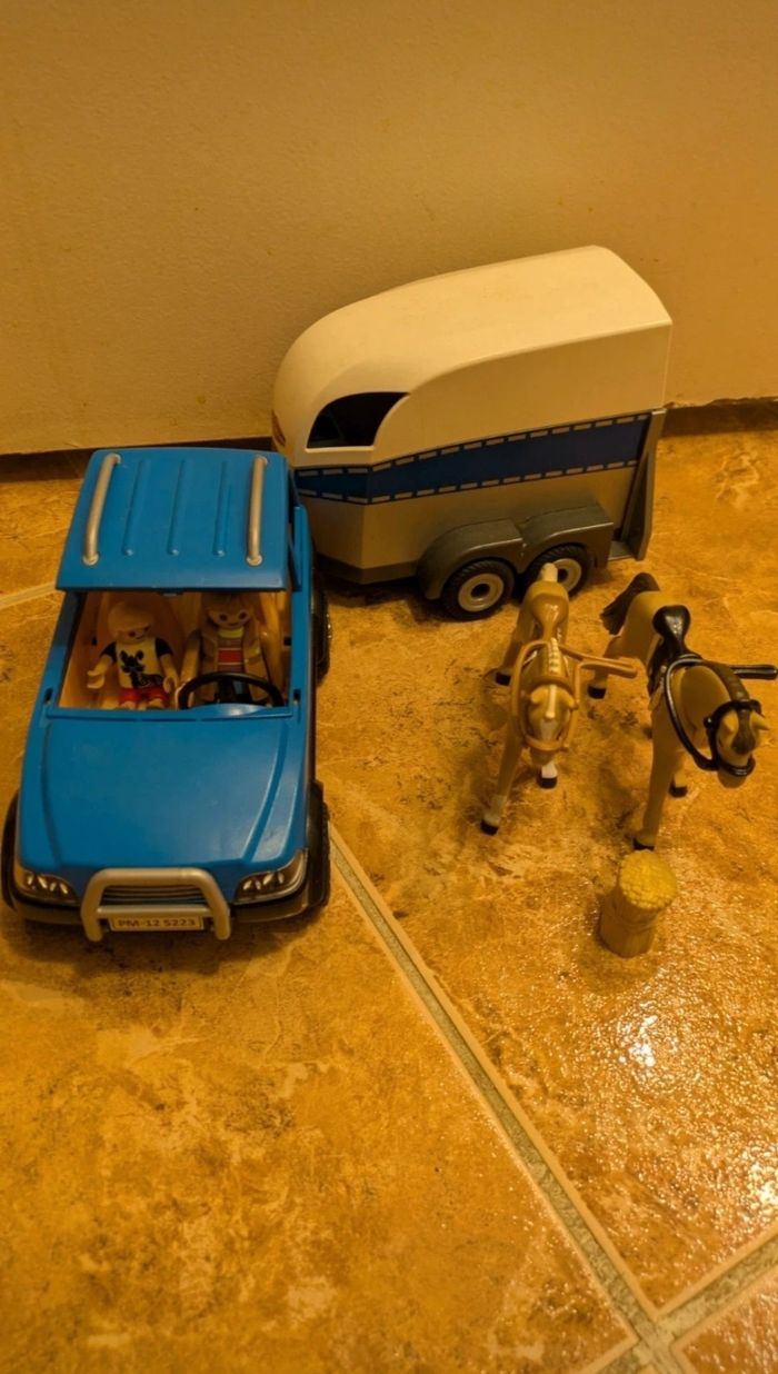 Voiture et van chevaux playmobil