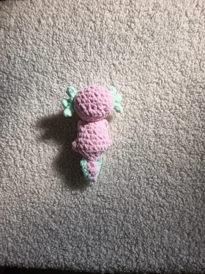 Peluche axolotl rose et vert d'eau crochet neuf - photo numéro 4