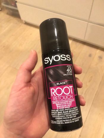 Bombe retouche cheveux noir