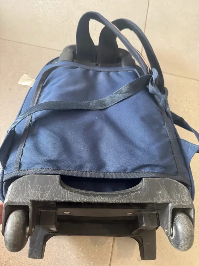 Cartable à roulettes chipie, il y a des marques d'usures, 32x43cm - photo numéro 4