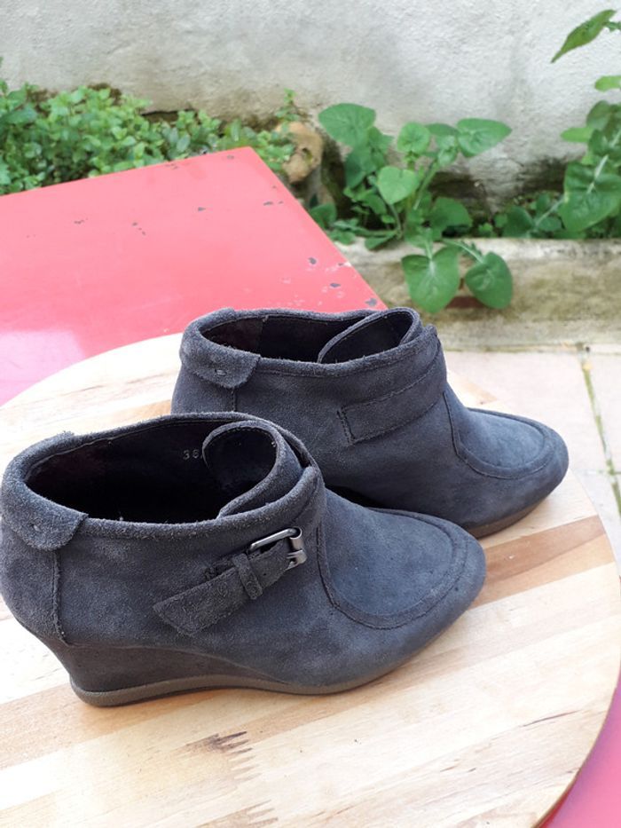 Bottines compensées en daim gris