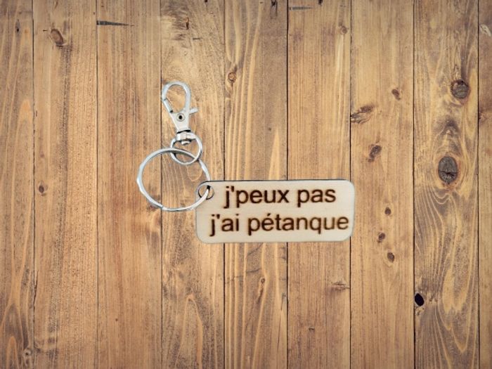 Porte-clés bois gravé  "J’peux pas j’ai pétanque"