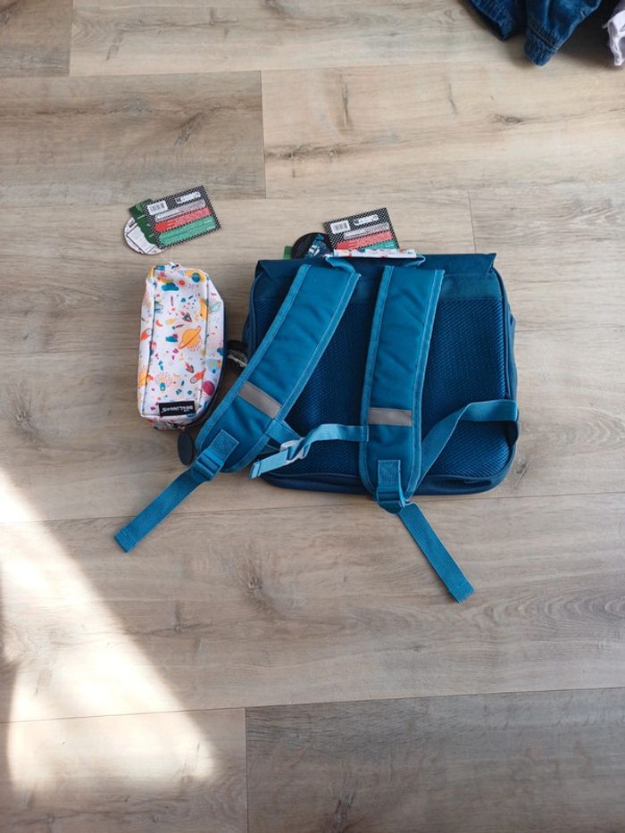 Cartable et trousse - photo numéro 2