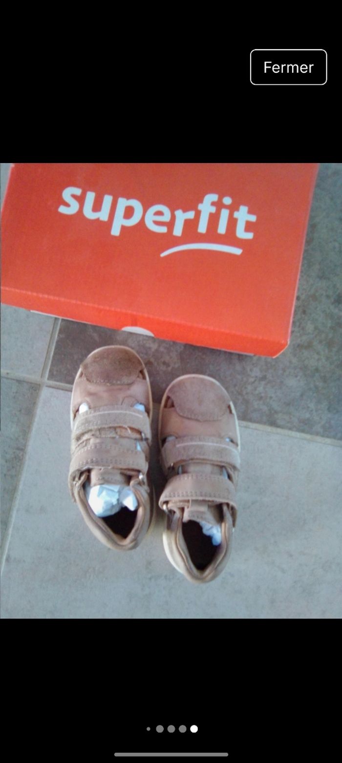 Une paire de sandales marque super fit couleur beige taille 22 
Une paire de basket bleu marque creeks taille 22 - photo numéro 10