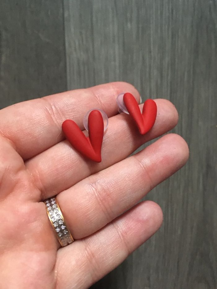 Petites boucles d’oreilles NEUVES pour femme, en forme de cœurs ♥️ couleur rouge - photo numéro 2