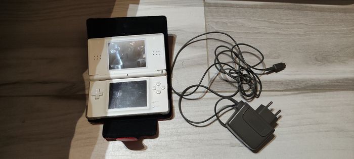 Vend Console nintendo Ds avec chargeur
