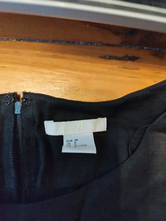 Robe noire chic H&M 38 bas évasée longueur midi - photo numéro 3