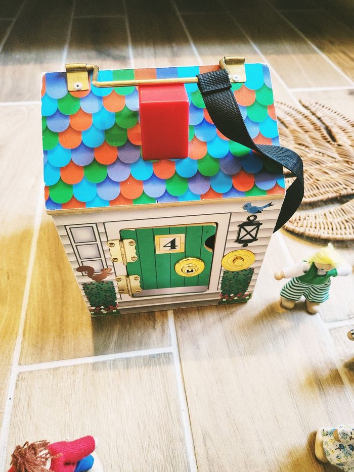 🏠Maison multi activités sonore avec serrures/verrous en bois et poupées marque Melissa & Doug - photo numéro 5