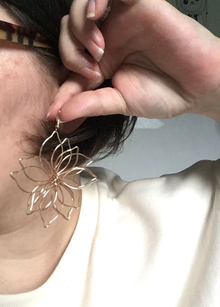 Boucles d’oreilles pendantes NEUVES Pour femme forme grosses fleurs 🌼 couleur doré - photo numéro 4