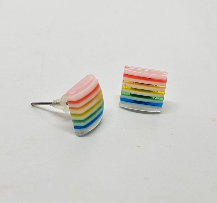 Paire de boucles d'oreilles.
Neuve.
Multicolore transparent