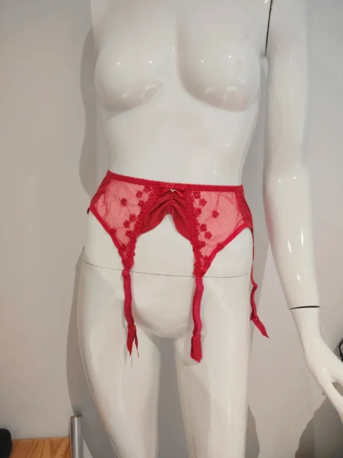 Porte jarretelle vintage rouge