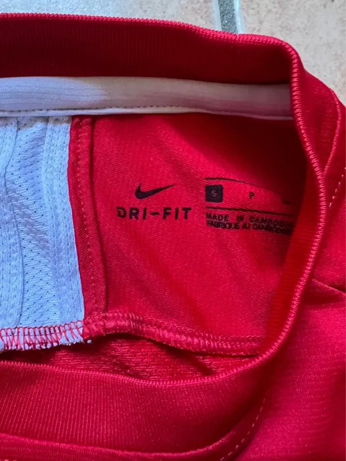 T shirt Nike rouge taille s - photo numéro 3