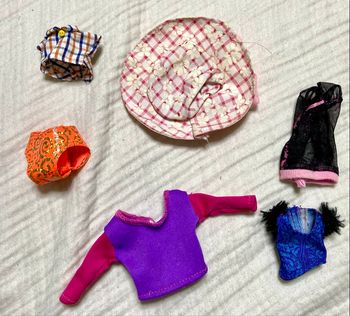 Lot de vêtement pour bébé et Barbie