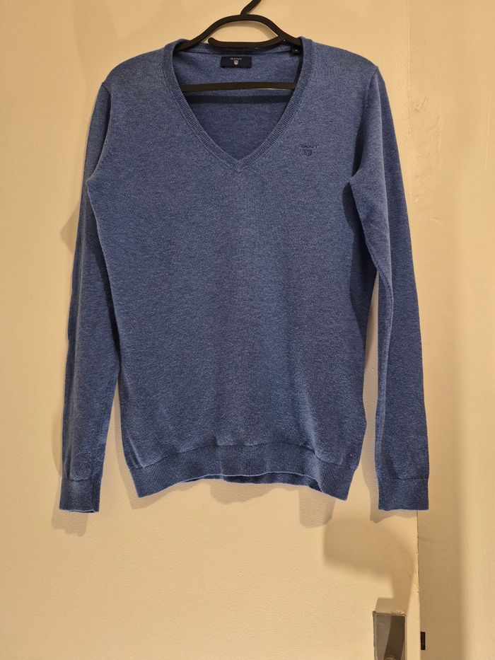 Pull col V de la marque GANT bleu taille S en parfait état  70% de cotton et 30% de laine