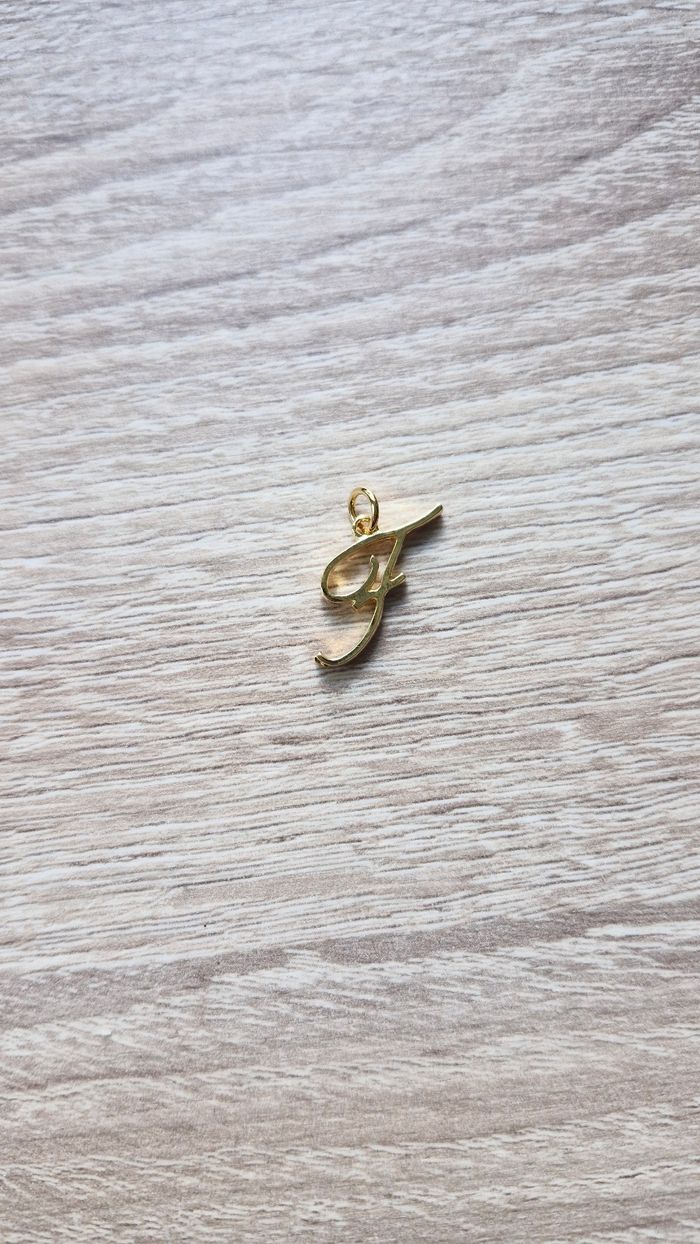 Pendentif fantaisie initial "F" en métal doré