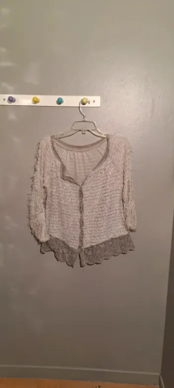 Chemise grise manches longues en dentelle - sans marque - Taille 40 - Bon état.