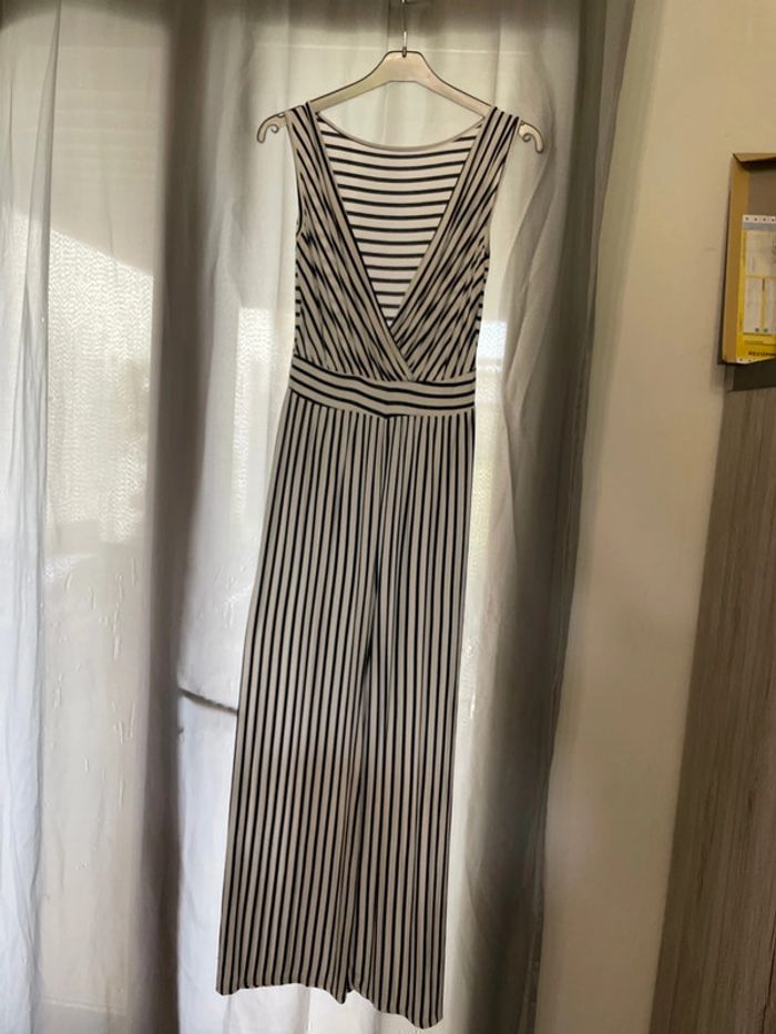 Combinaison blanche à rayures bleues taille 3