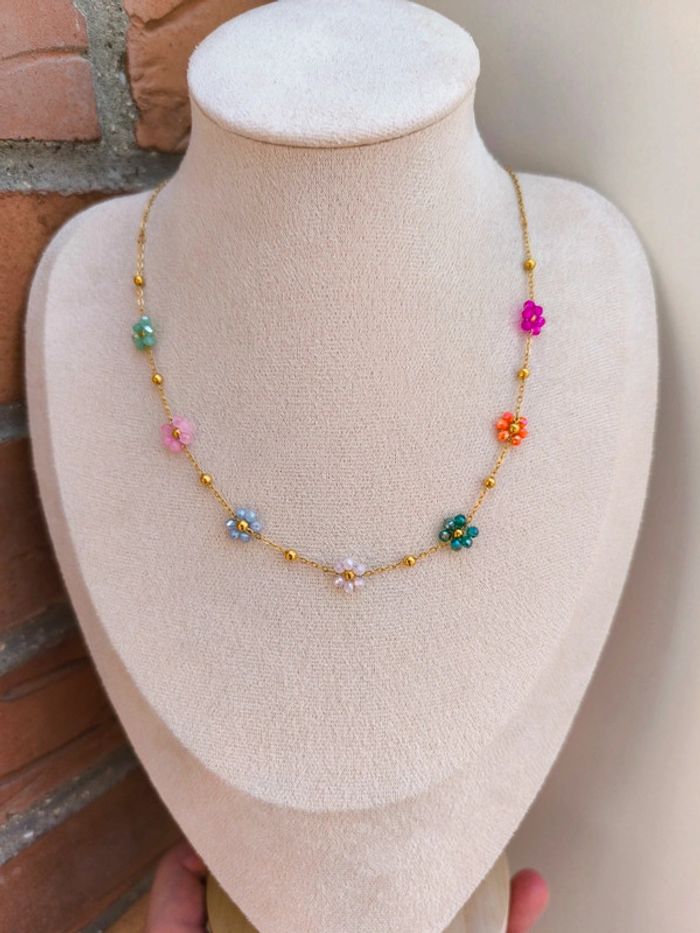 Collier doré avec fleurs marguerites multicolores - photo numéro 2