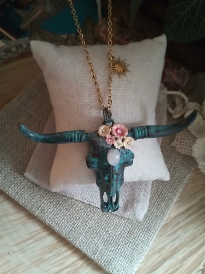 Collier tête de vache , pierre de lune et breloque soleil - photo numéro 2