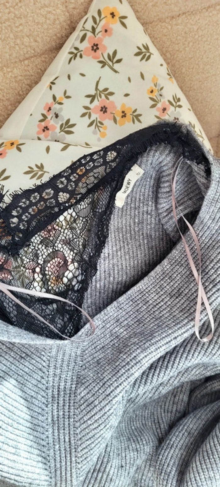 Joli Pull gris décolleté noir dentelé Marque Moewy Taille unique - photo numéro 5