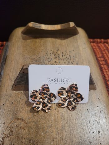 Boucle d'oreille fleur leopard