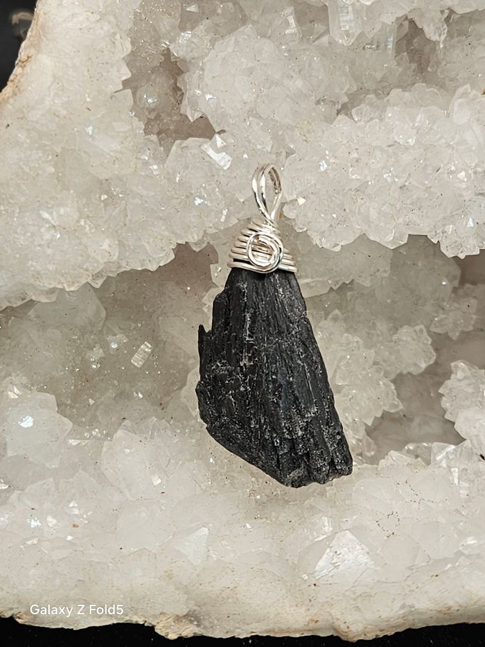 Pendentif en kyanite noire 🤩
