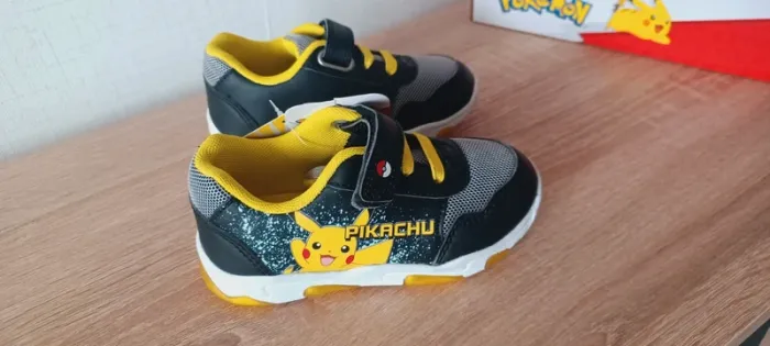 Baskets lumineuses à scratch garçon pickachu taille 25 neuves - photo numéro 3