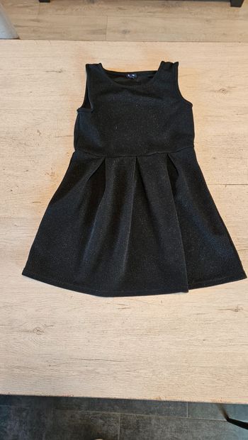 Robe noire avec brillants, sans manche,ceintrée et évasée. Kiabi, 10 ans