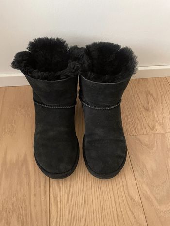 Ugg noires à noeud