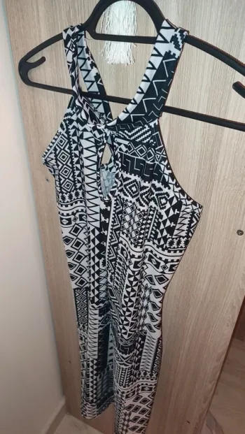 Robe moulante noir et blanche coupe vintage