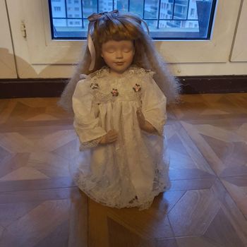 Poupée porcelaine à genoux