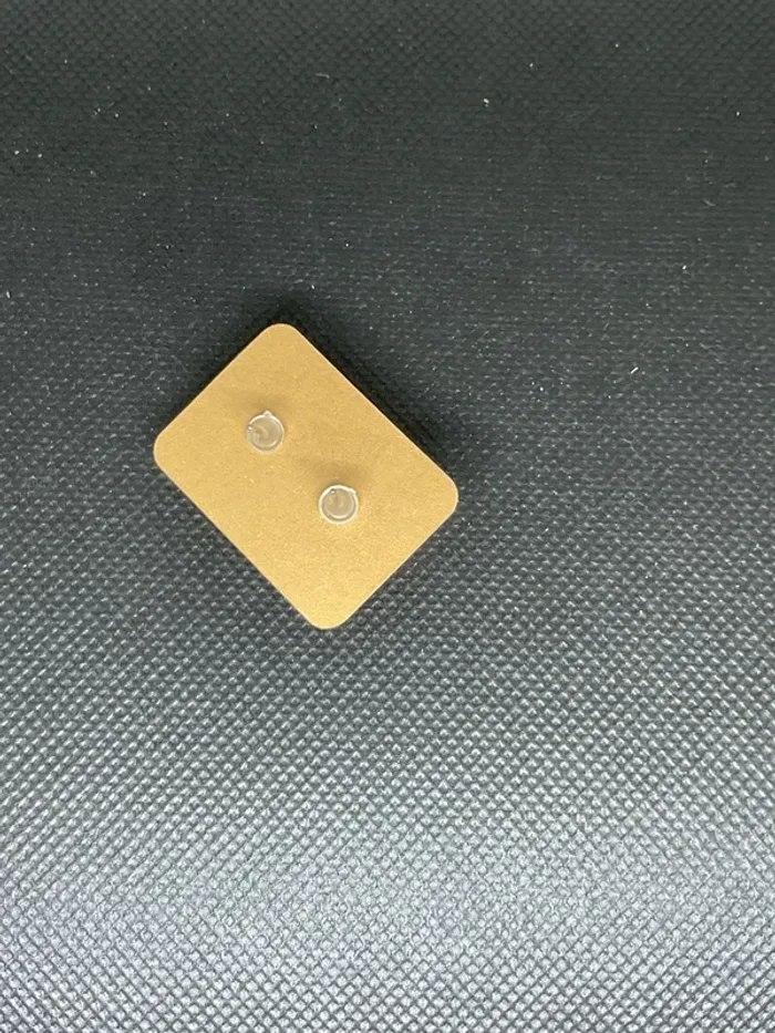 Boucle d’oreilles clou neuve - photo numéro 2