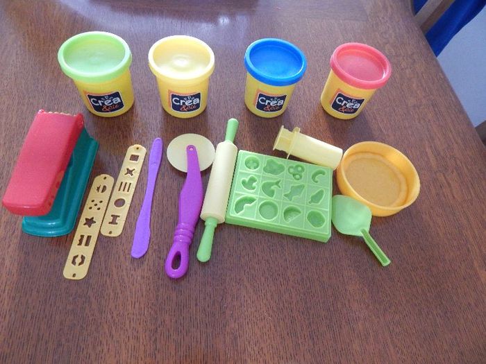 Accessoires pâte à modeler + 4 gros pots
