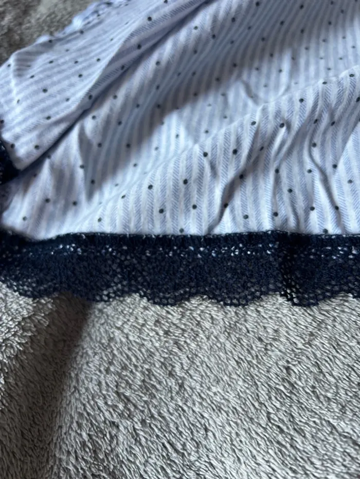 Blouse bleu mignonne à pois noir et dentelle noire en bas - photo numéro 3