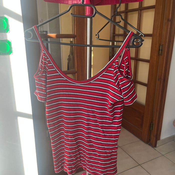 Tee short avec des rayure à bretelle à épaule dénuder
