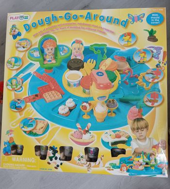 Ensemble carousel pâte à modeler+ accessoires en Tbe