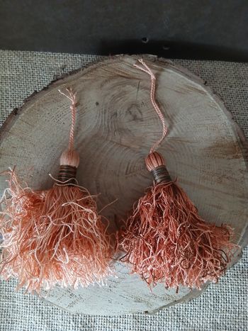 Lot de deux pompons orange et doré