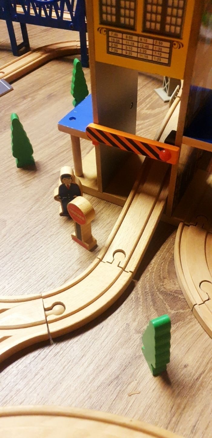 Circuit de train en bois - photo numéro 9