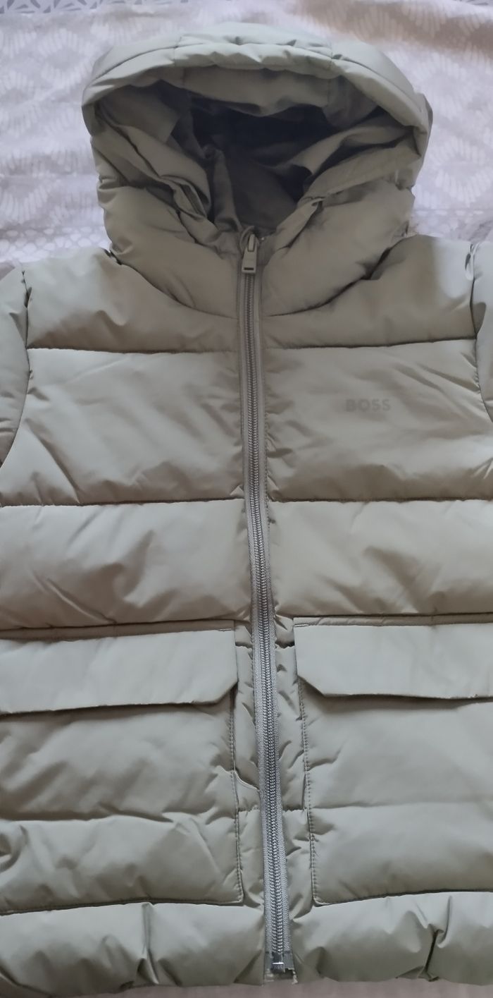 Blouson Hugo Boss Neuf taille 8 ans ( possible en 5 et 6 ans) - photo numéro 2