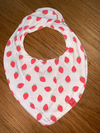 Bavoir triangle bébé H&M  Rouge blanc vert Visuel fruit fraise