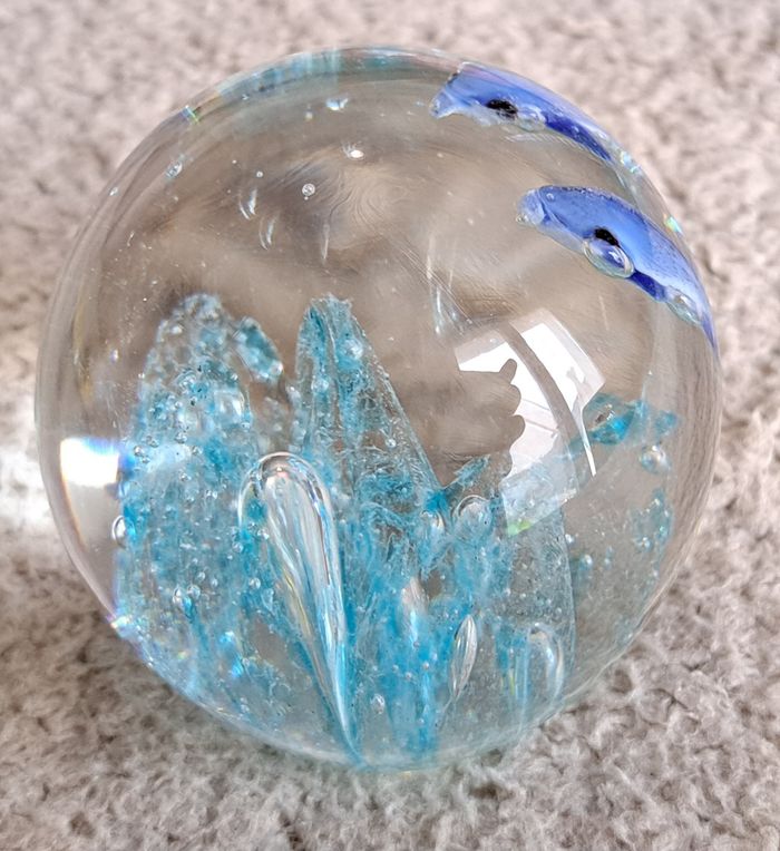 Presse papiers, boule en verre ou sulfure aux décors d'océan