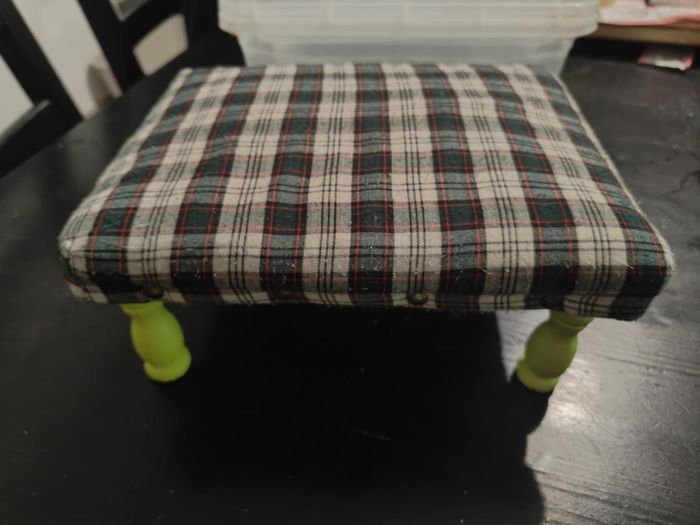 Petit banc pour pied ou idée pour poupée