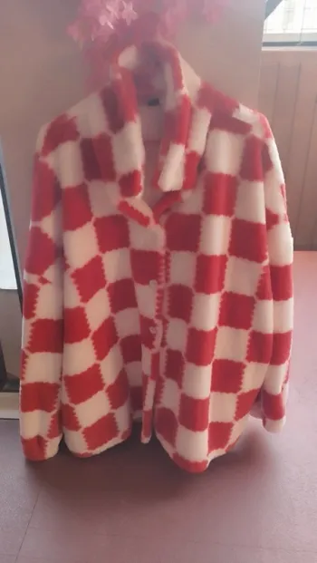 Veste duveteuse à damier rouge et blanche