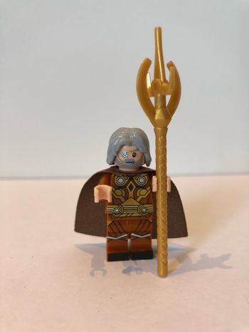 Figurine type lego Roi Odin Thor.  Marvel.