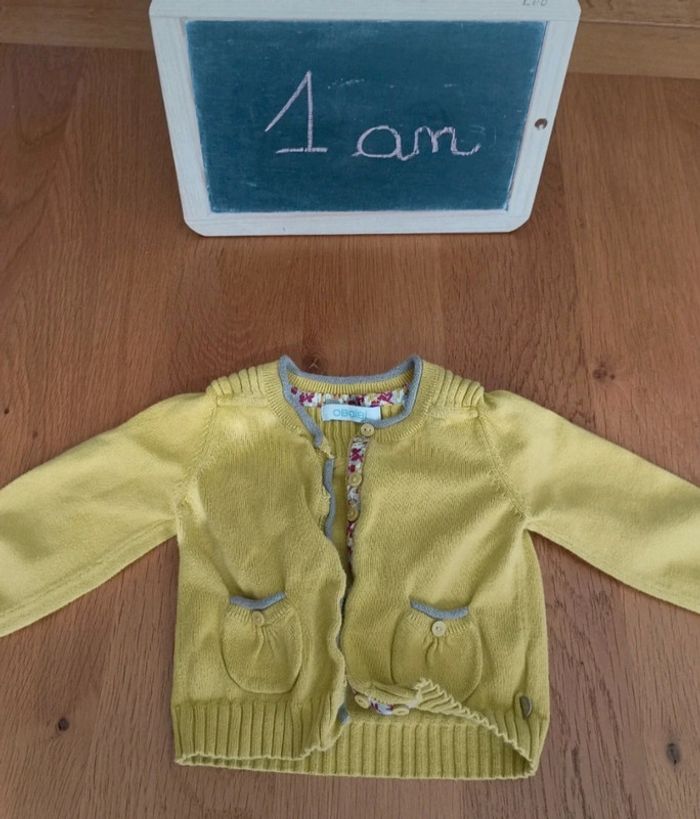 Gilet Obaïbi taille 1 an en très bon état. Couleur vert anis