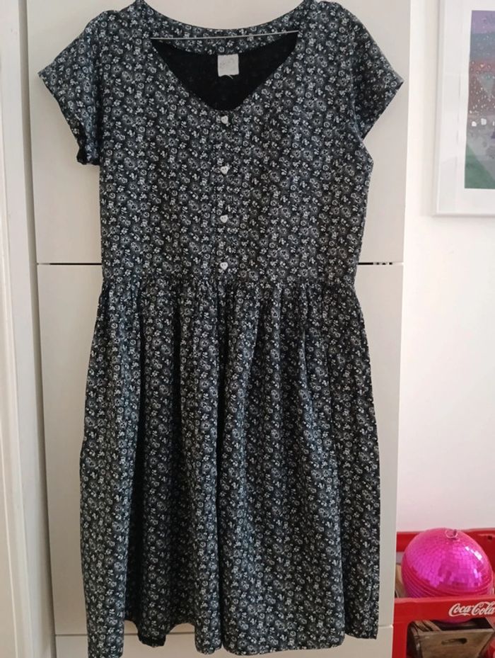 Robe boutonnée vintage noire fleurs blanches en viscose taille 40