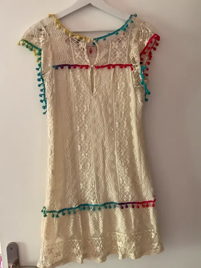 Robe en dentelle beige avec pompons multicolores - photo numéro 4